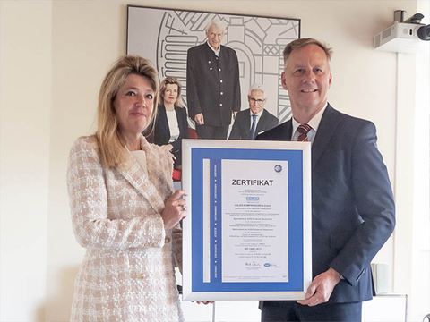 Entrega del certificado a la Dra. Monika Bayat por parte de Peter Mühlbauer, director ejecutivo de TÜV SÜD Management GmbH