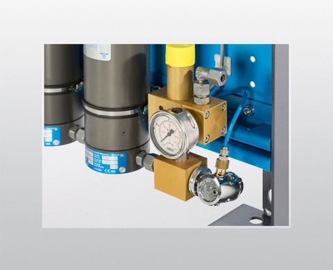 Válvula de retención y mantenimiento de presión con manómetro