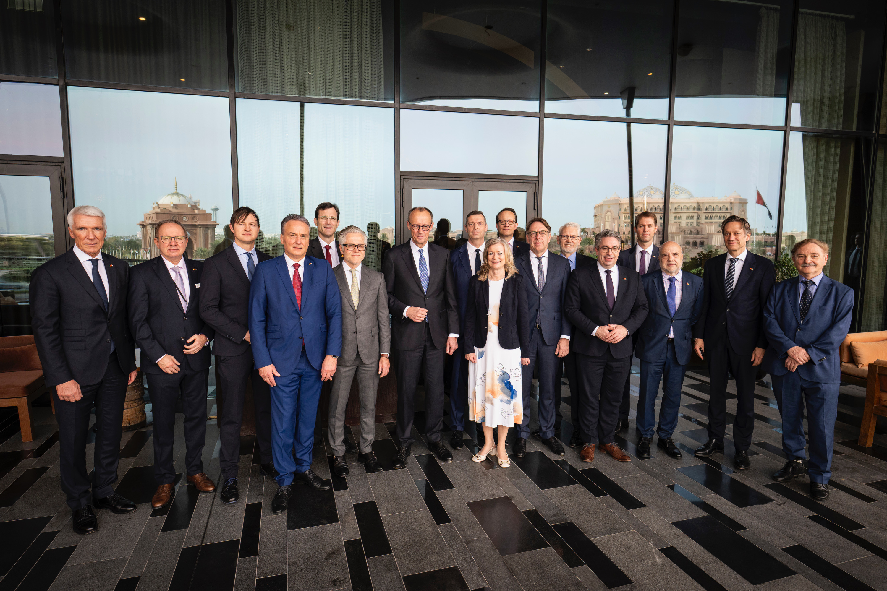 Gruppenfoto_der_Wirtschaftsdelegation_mit_Bundeskanzler_Merz