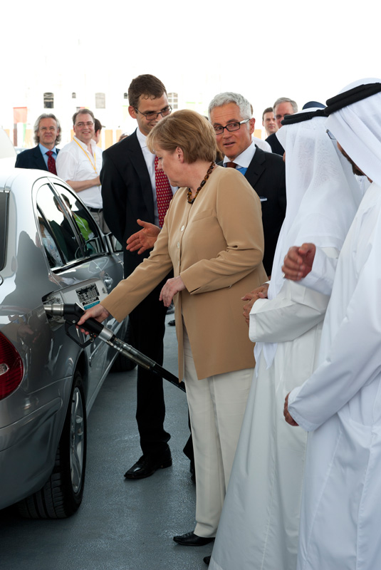 Bundeskanzlerin Dr. Angela Merkel und Philipp Bayat, Geschäftsführer der BAUER-Gruppe (re.) beim Betanken eines Erdgasfahrzeugs