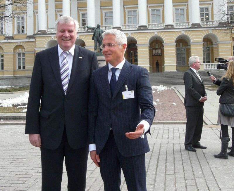 Philipp Bayat, Head of Sales and Marketing at BAUER GROUP, with Bavarian Prime Minister Horst Seehofer. Economy Minister Martin Zeil can be seen in the background. 