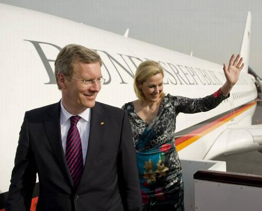 Bundespräsident Wulff und seine Frau Bettina am Flughafen Doha in Katar.
