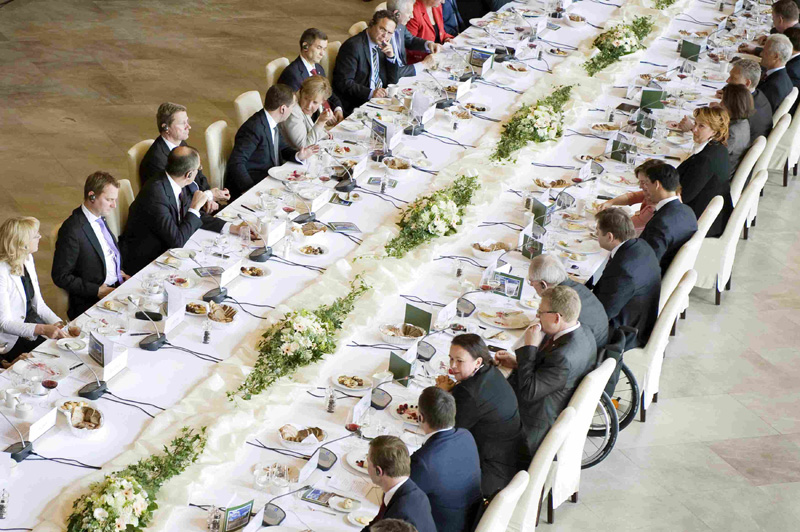 Arbeitsessen von Dr. Angela Merkel, Dimitri Medwedew, und ihren Ministern mit russischen und deutschen Unternehmern. Oben rechts im Bild der Vertreter der BAUER GROUP.