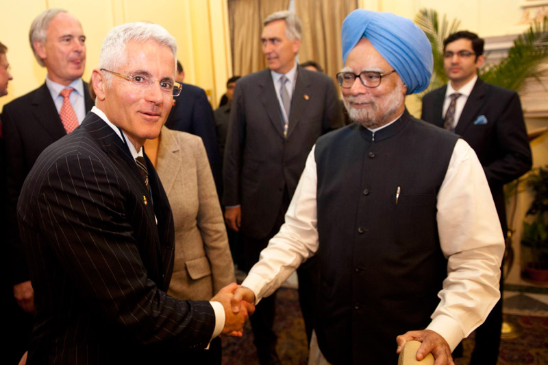 Der Premierminister der Republik Indien, Manmohan Singh, begrüßt Philipp Bayat, Geschäftsführer Sales und Marketing der BAUER GROUP.