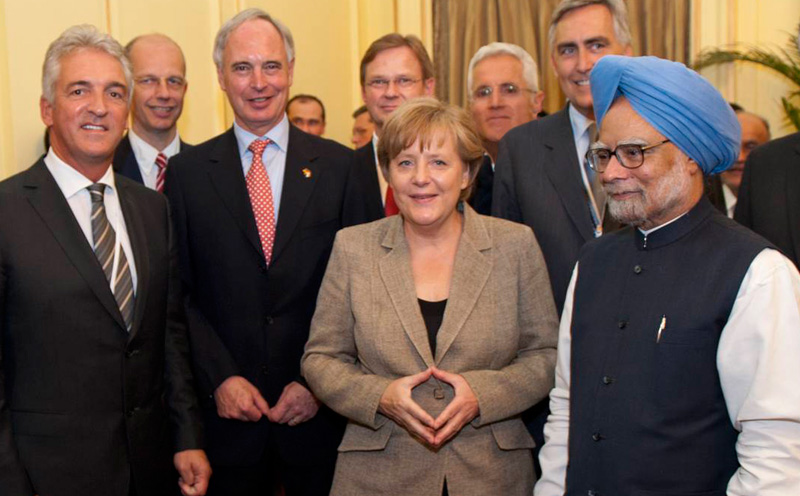 Dr. Angela Merkel mit dem indischen Premierminister Manmohan Singh. Links Verkehrsminister Dr. Peter Ramsauer, schräg links hinter Singh Siemens-Vorstand Peter Löscher, schräg rechts hinter Merkel Philipp Bayat.