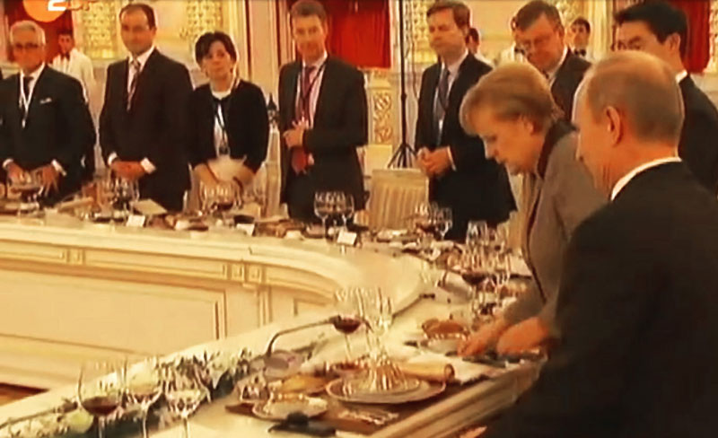 Philipp Bayat (ganz links) beim Unternehmergespräch mit Bundeskanzlerin Angela Merkel (2. von rechts) und Präsident Wladimir Putin (ganz rechts, dahinter Wirtschaftsminister Philipp Rösler). Quelle: ZDF