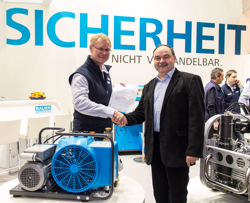 At the boot 2013 exhibition, Head of Sales Breathing Air, Günter Klier, before an audience of representatives from the diving press, officially presented the compressor to Dr.-Ing. Gert Niedzwiedz, MNF/Institute for Life Sciences.