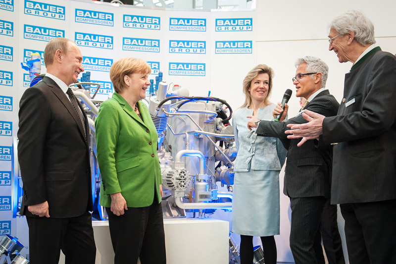 La Dr. Angela Merkel y Vladímir Putin visitaron el lunes 8 de abril el stand del BAUER GROUP en la Feria de Hannover