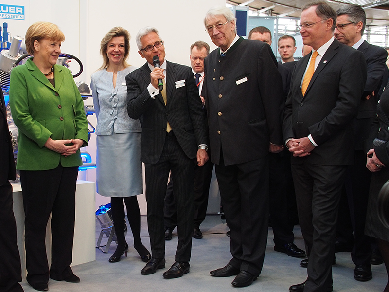 Dr. Angela Merkel besuchte am Montag den 8. April auf Einladung von Philipp Bayat den Stand der BAUER GROUP auf der Hannover Messe
