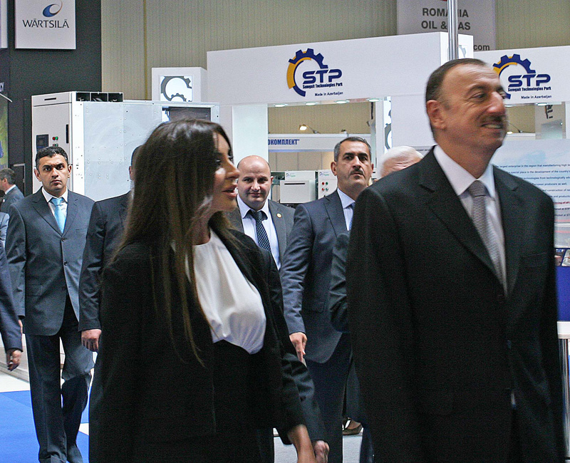 Präsident Aliyev beim Messerundgang