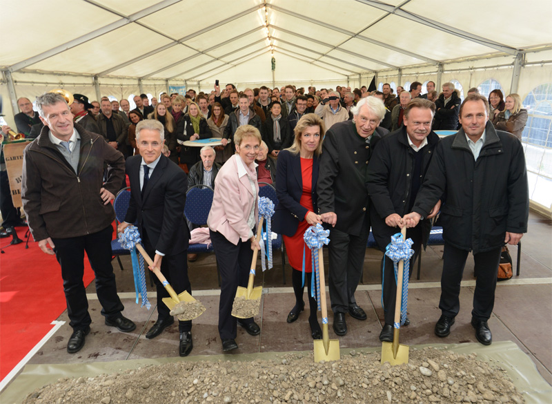 Inicio simbólico de las obras: el tercer subgobernador del distrito Klaus Koch, Philipp Bayat, la alcaldesa Cornelia Irmer, la Dr. Monika Bayat, Heinz Bauer, así como Peter Kamm y Stefan Hacker de BAUER KOMPRESSOREN (v.r.)