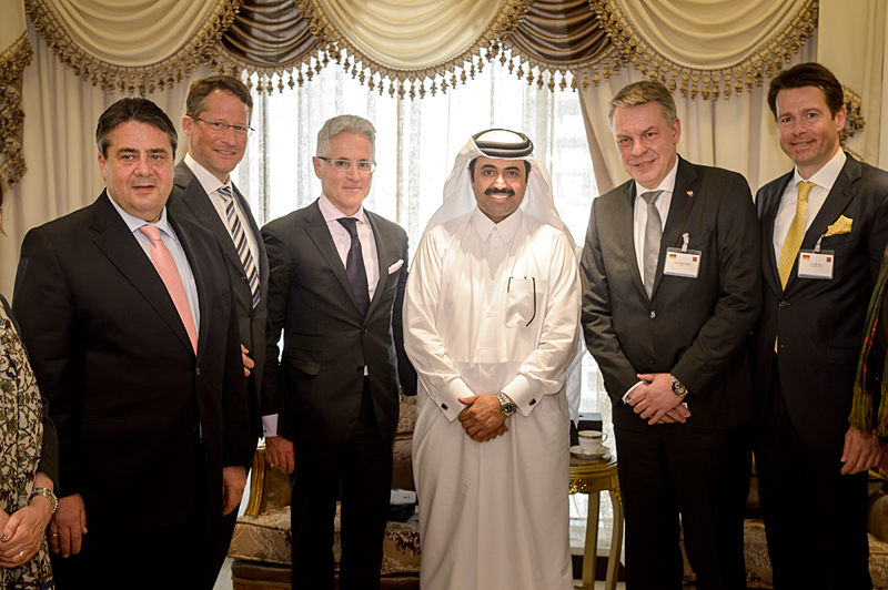 Philipp Bayat (3.v.l.) mit H.E. Al Sada, Siemens-Vorstand Roland Busch (2.v.l.) und Vizekanzler Sigmar Gabriel (ganz links)