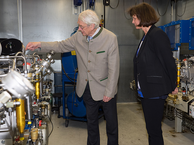 Heinz Bauer with State Minister Aigner at the endurance test rig for compressor blocks