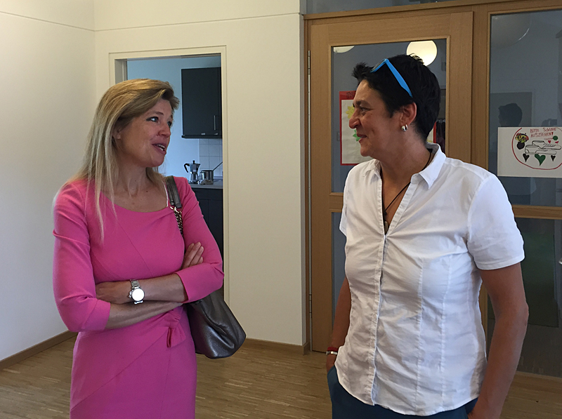 Dr. Monika Bayat im Gespräch mit der Geschäftsführerin vom Temenos Haus, Daniela Kuchenbaur