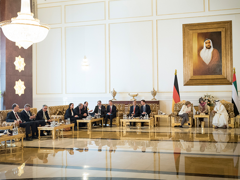 Philipp Bayat (3rd from left) at economic talks under the patronage of the German Chancellor Angela Merkel and the Crown Prince of Abu Dhabi, Sheikh Mohammed bin Zayed Al Nahyan. | © Bundesregierung/Steffen Kugler