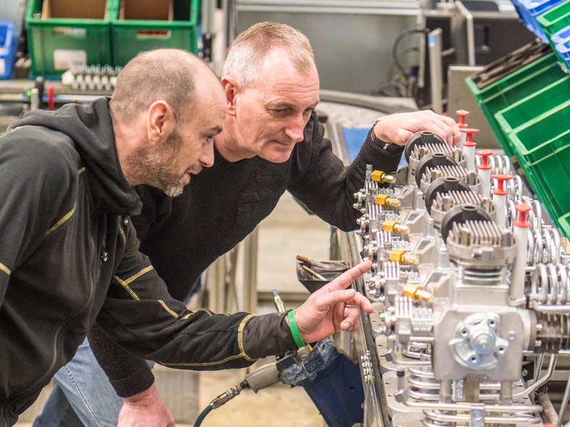 Andi Peter und Thomas Reim visiting the BAUER compressor block production
