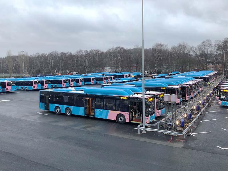 Fünf leistungsstarke BAUER Verdichteranlagen des Typs CFS 26.10 betanken täglich bis zu 120 Busse