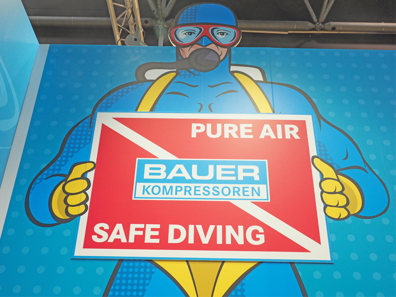 Der PureAirMan am BAUER Stand-Symbolfigur für den Schutz der Atemluft