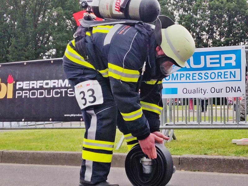FireFit Rodgau_ When firefighters use breathing gear to tackle extreme conditions, high-purity breathing air is essential