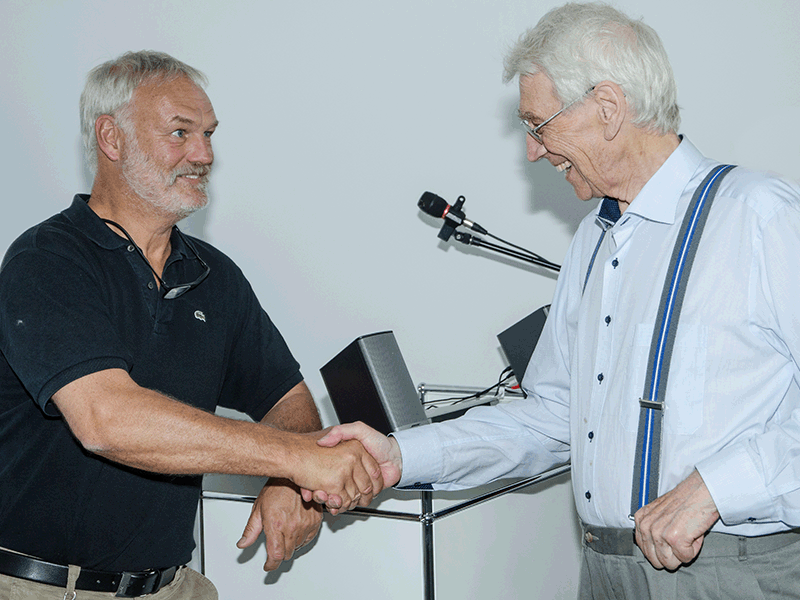 Heinz Bauer begrüßt Dr. Uli Freier persönlich zum Vortrag