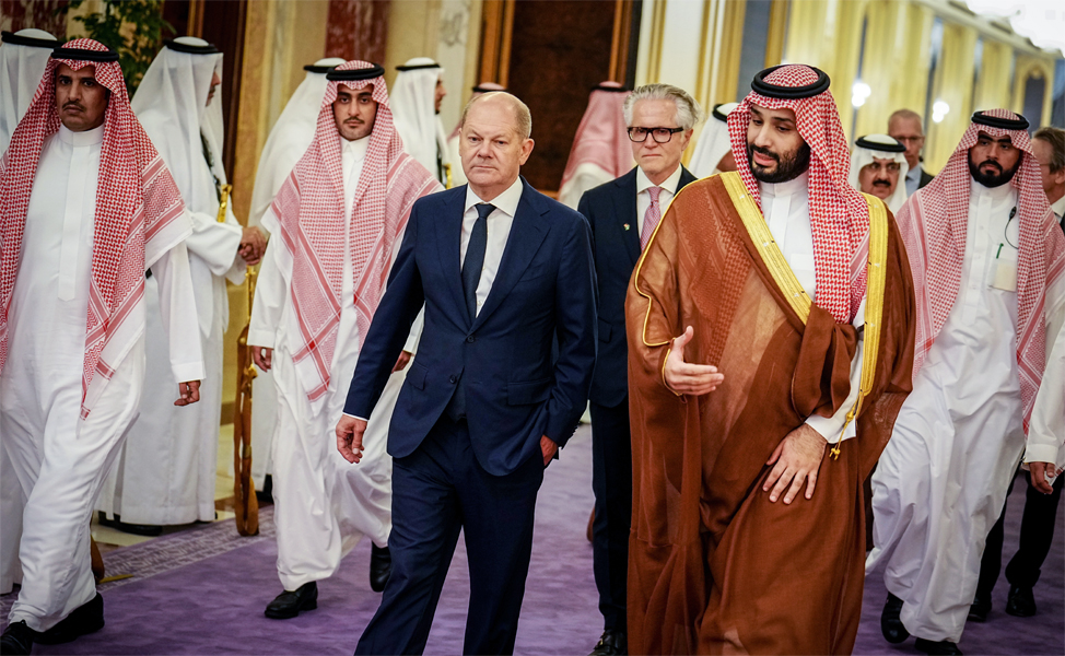 Philipp Bayat hinter dem deutschen Bundeskanzler Olaf Scholz und dem Premierminister Saudi Arabiens, dem Kronprinzen Mohammed bin Salman Al-Saud