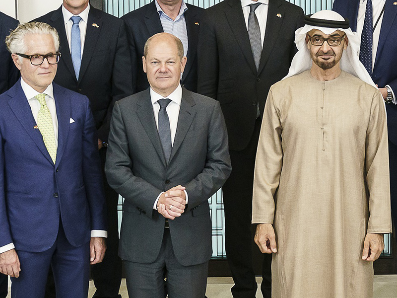 Philipp Bayat accanto al cancelliere tedesco e al presidente degli Emirati Arabi Uniti Mohamed bin Zayed al-Nahyan