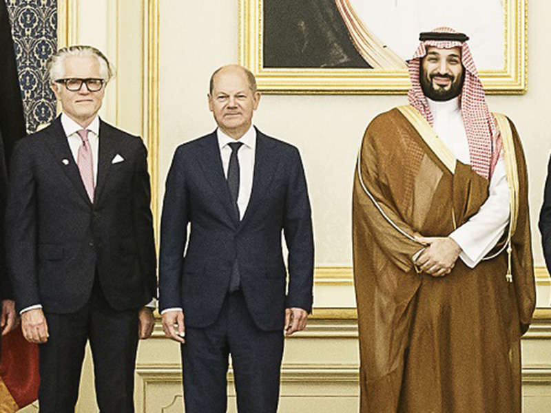 Philipp Bayat junto al canciller alemán Olaf Scholz y al primer ministro de Arabia Saudí, el príncipe heredero Mohammed bin Salman al-Saud