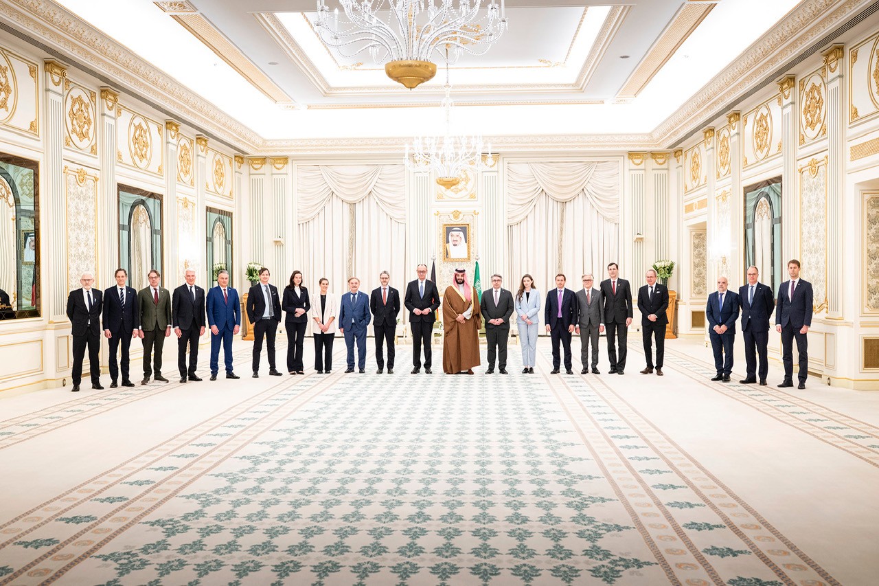 Philipp Bayat (BAUER GROUP) mit Bundeskanzler Merz bei Kronprinz Mohammed bin Salman in Saudi-Arabien