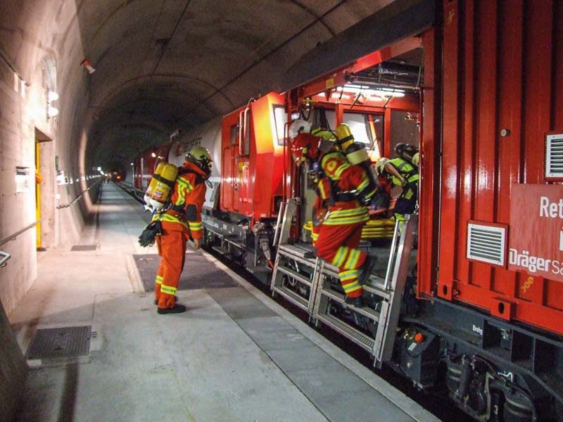 Ein Schweizer Brandbekämpfungsteam erprobt den Einsatz des Tunnelretttungszugs unter realistischen Bedingungen mit vollem Atemschutz. Die Luft dafür liefert ein BAUER Kompressorsystem.